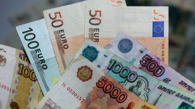 Курс евро опустился ниже 74 рублей