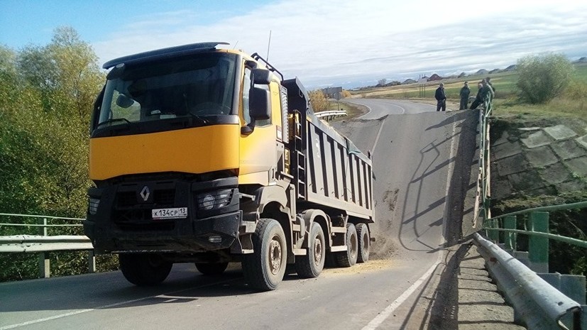 При обрушении моста в Приморье погиб человек