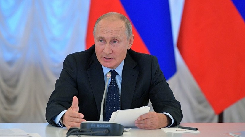 Путин пошутил над занявшей его кресло в ходе встречи главой ХМАО