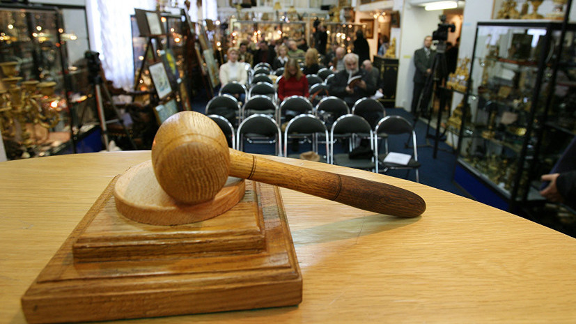 СМИ: На аукцион выставят номерной знак автомобиля, в котором разбился Цой