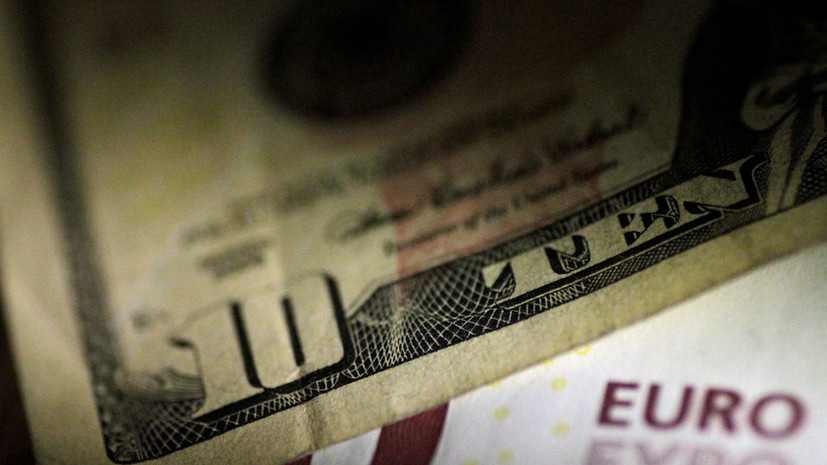 Рубль растёт к доллару