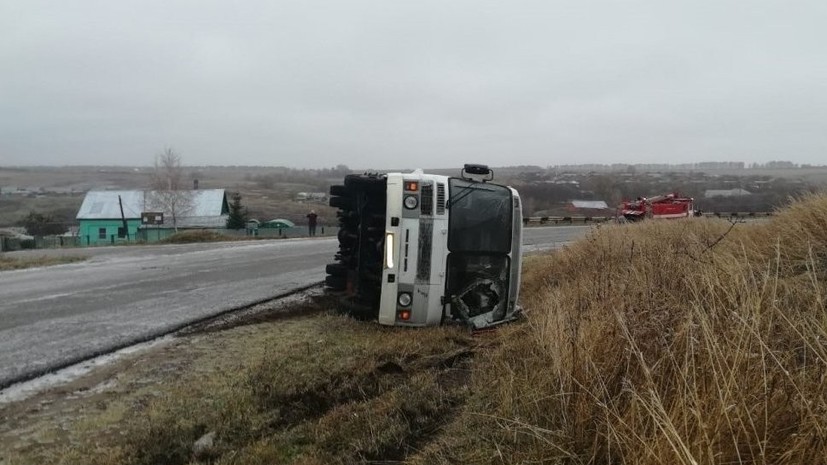 Пассажирский автобус перевернулся в Тульской области