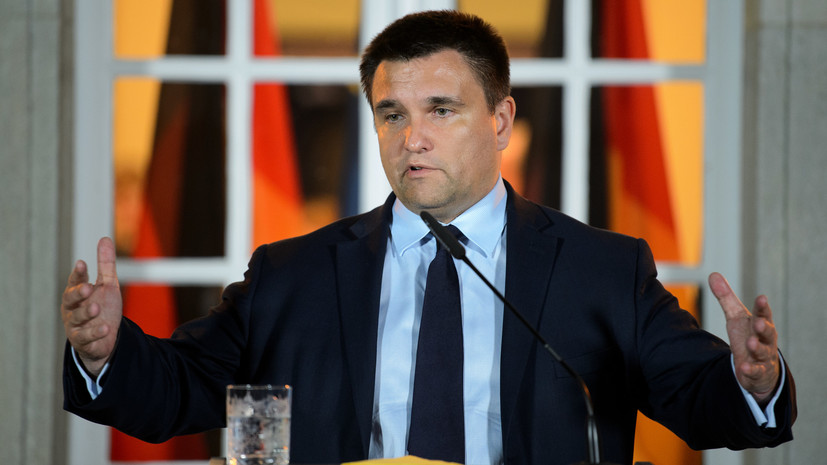Климкин призвал граждан Украины сдать российские паспорта