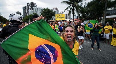 Сторонник кандидата в президенты Бразилии Жаира Болсонару