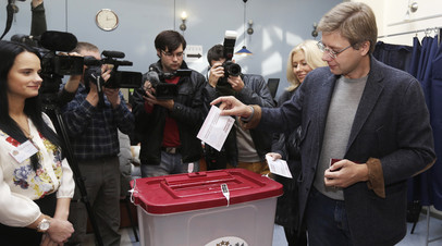 Лидер партии «Согласие» Нил Ушаков во время голосования на избирательном участке