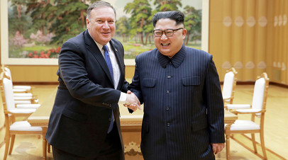 Северокорейский лидер Ким Чен Ын во время встречи с Майком Помпео
