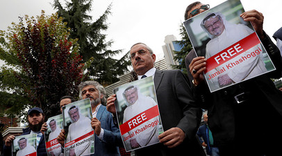 Правозащитники и друзья Джамаля Хашукджи на акции протеста у консульства Саудовской Аравии в Стамбуле.