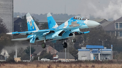 Украинский истребитель Су-27 совершает посадку в ходе учений «Чистое небо — 2018»