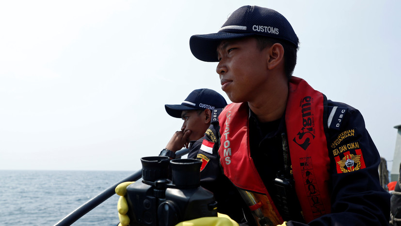 Спасатели обнаружили корпус разбившегося в Индонезии самолёта