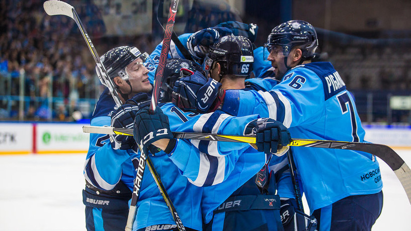 Защитник «Сибири» поразил ворота «Автомобилиста» броском с середины площадки в матче КХЛ