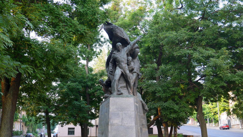 В Одессе вандалы разрисовали памятник «Потёмкинцам — потомки»