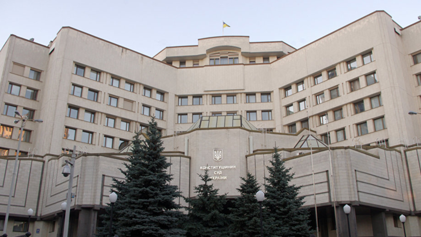 В КС Украины признали законной отмену пособия по уходу за ребёнком