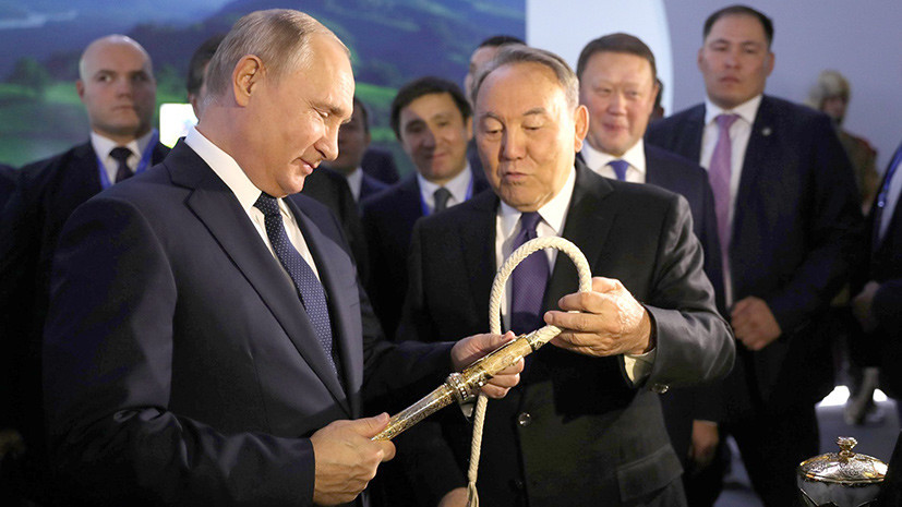 Путину в Казахстане подарили завязанный в узел гвоздь и кнут