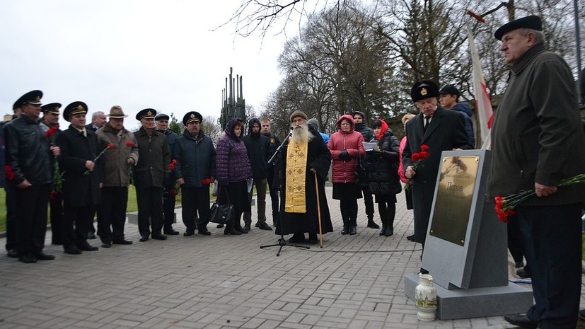 В Пскове открыли стелу в память о герое-подводнике Иване Перове