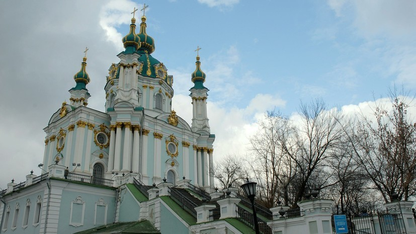 Неизвестные бросили «коктейли Молотова» в двери Андреевской церкви в Киеве
