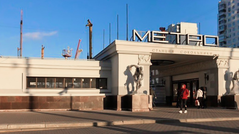 На станции метро «Сокольники» восстановили замурованный витраж в виде красной звезды