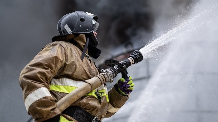 Спасатели 15 часов тушат пожар в коттеджном посёлке в Истринском районе