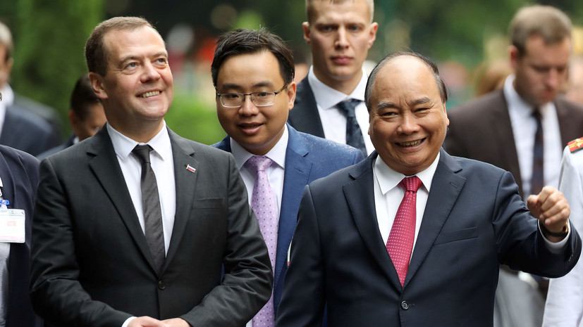 Медведев предложил Вьетнаму помощь в связи с бушующим в стране штормом