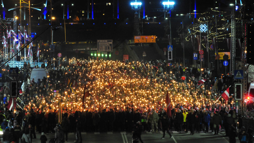 В Риге 20 тысяч человек приняли участие в факельном шествии