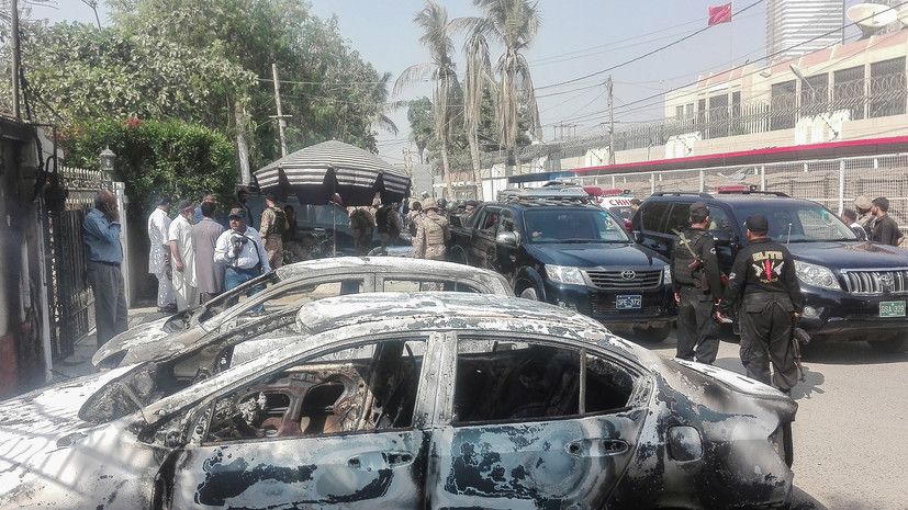 СМИ: При атаке на консульство Китая в Пакистане погибли два заявителя на получение виз