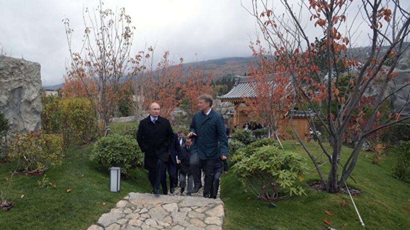 Путин покормил карпов в крымском саду