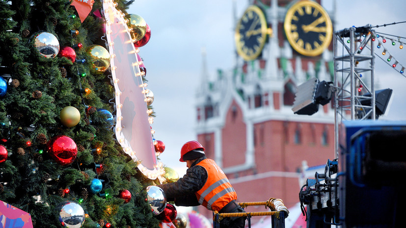 На Красной площади закончили наряжать новогоднюю ёлку