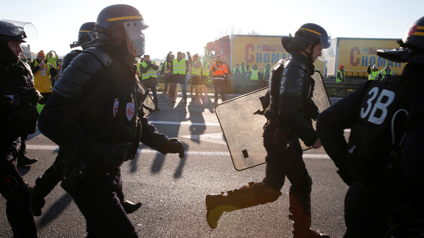 Семь полицейских пострадали при столкновении с митингующими во Франции