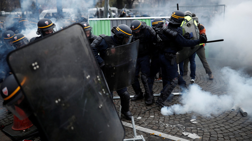 Полиция применила слезоточивый газ против демонстрантов в Париже