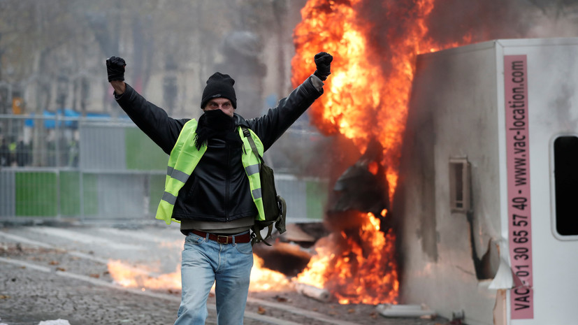 Глава МВД Франции рассказал об атаке протестующих на его дом