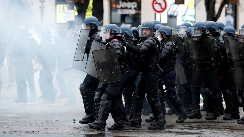 СМИ: Число задержанных во время протестов в Париже достигло 35