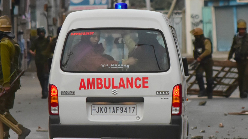 В Индии девять человек погибли при падении автобуса с моста