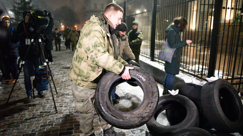 Во Львове активисты подожгли шины у консульства России