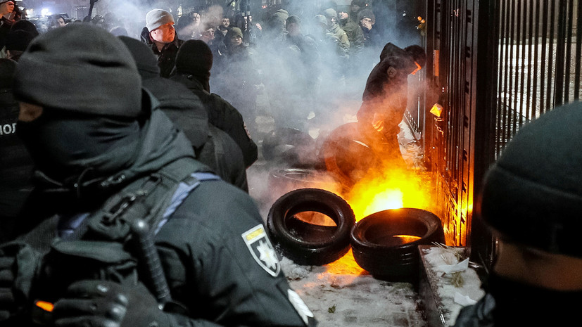 Посольства РФ в Украине закидали файерами и дымовыми шашками