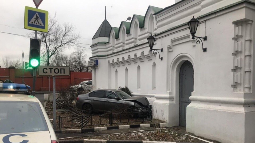 Врезавшийся в забор храма в Москве водитель служит в полиции