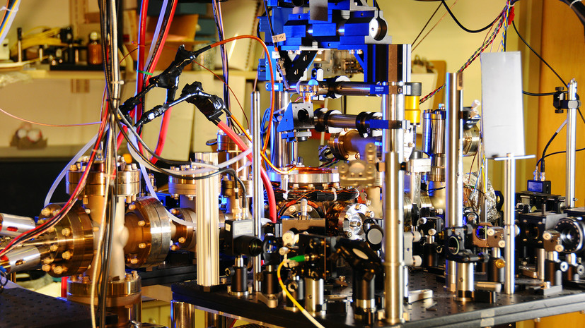 Как усовершенствованные атомные часы помогут в поиске тёмной материи