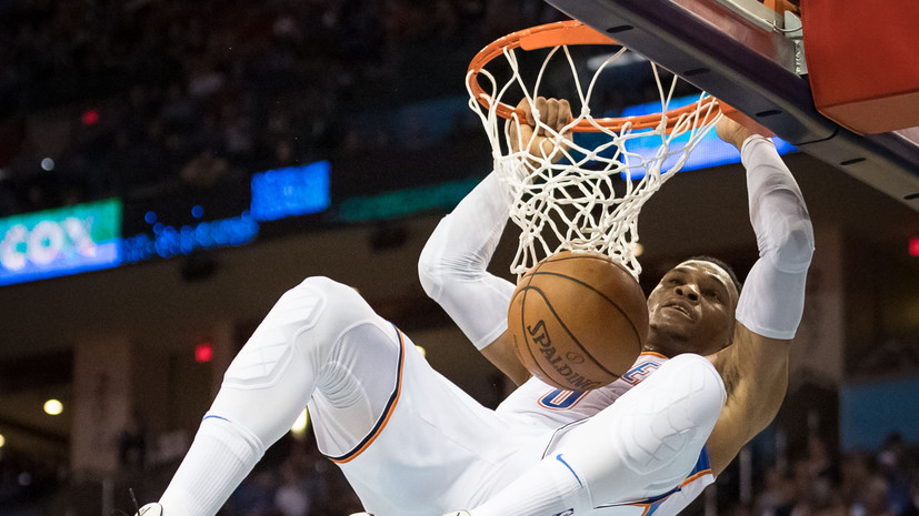 Баскетболист Уэстбрук подарил свои кроссовки юному болельщику