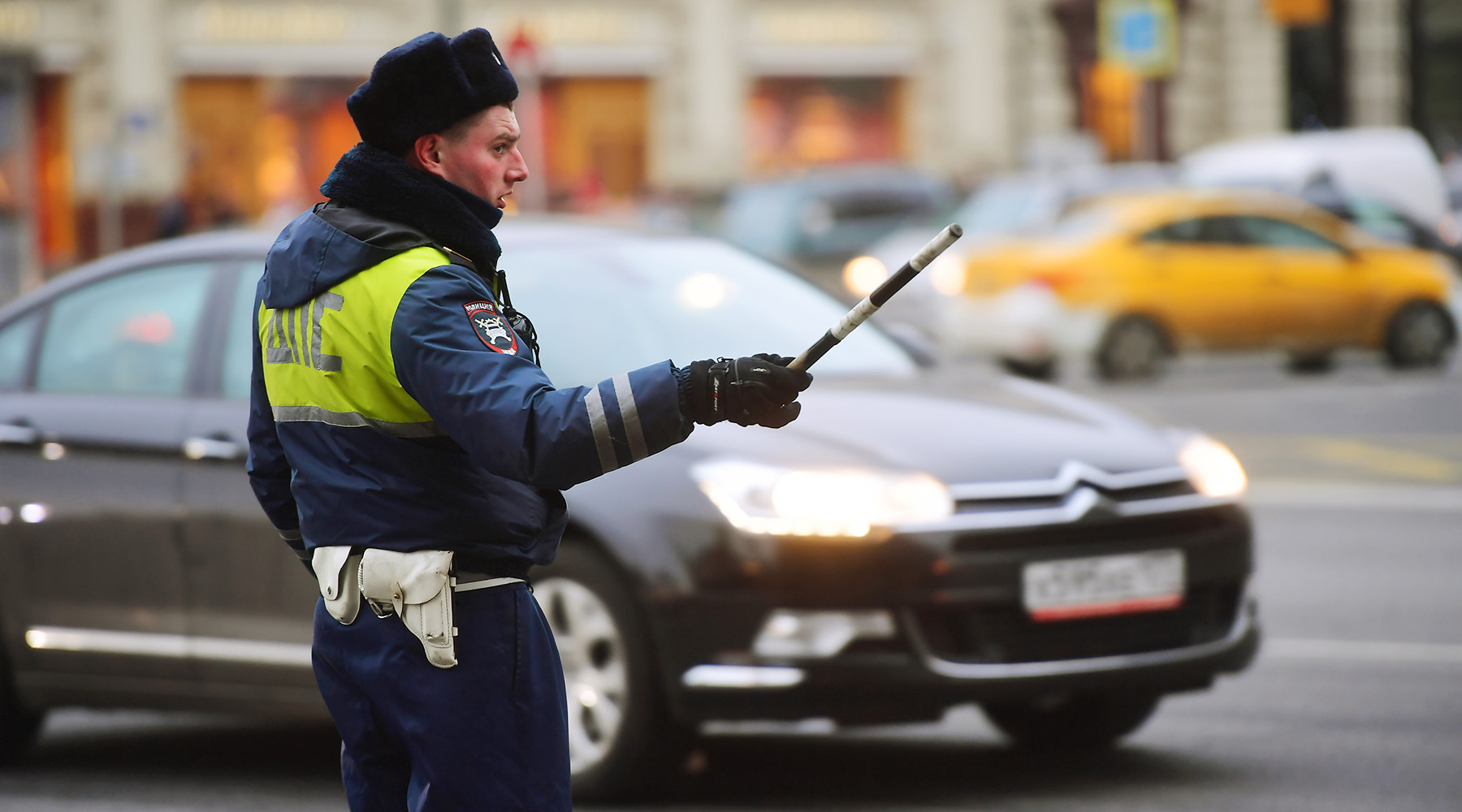The policeman asked what. Traffic Police. Трафик полиция. A Traffic Police Officer. Абстракция инспектор ДПС.