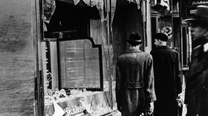 Разбитая витрина еврейского магазина в Берлине после беспорядков в ночь на 9 ноября 1938 года