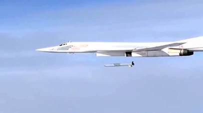 Бомбардировщик Ту-160 запускает ракету X-101 в Сирии