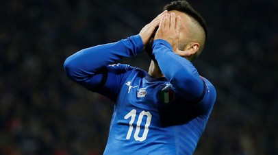 Нападающий сборной Италии Лоренцо Инсинье во время матча с Португалией 
