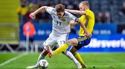 Футболисты сборной России и Швеции 