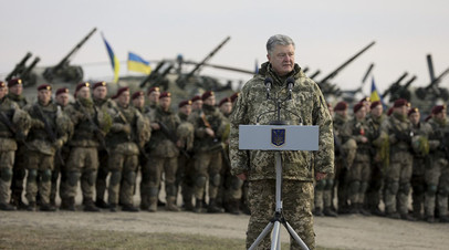 Пётр Порошенко выступает перед украинскими десантниками