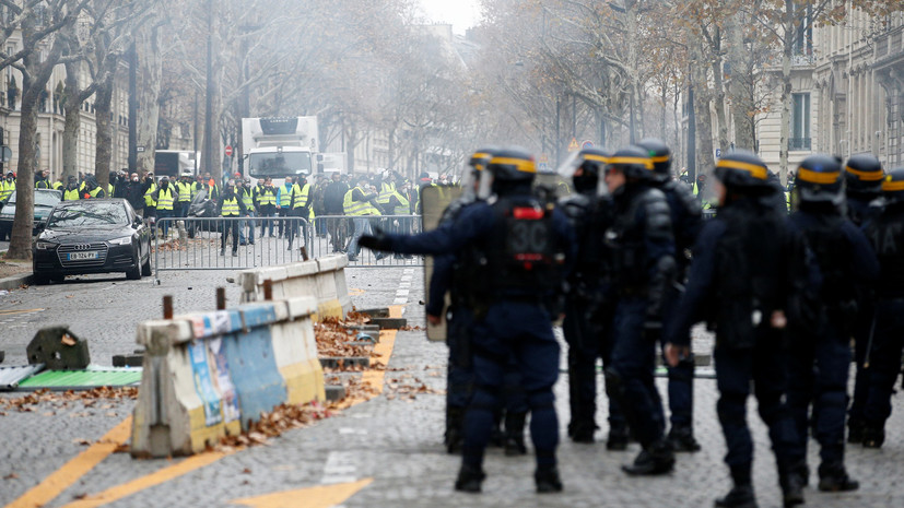 Полиция Парижа применила слезоточивый газ против активистов «жёлтых жилетов»