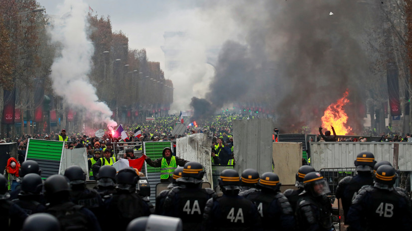 В Париже во время протестов пострадали десять человек