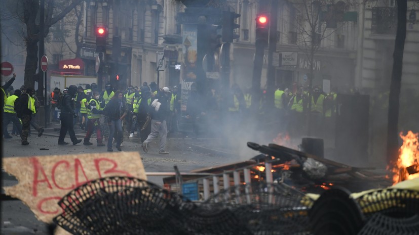 Два журналиста RT France пострадали в ходе столкновений в Париже