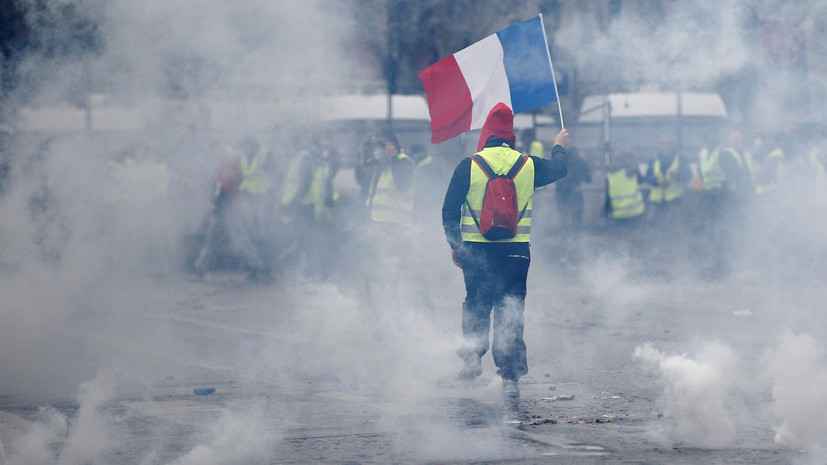 «Хотим, чтобы Макрон ушёл»: протесты во Франции переросли в столкновения с полицией
