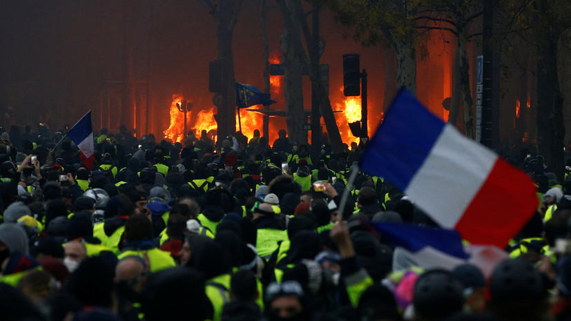 Корреспондент RT и стрингер Ruptly пострадали в ходе протестов в Париже