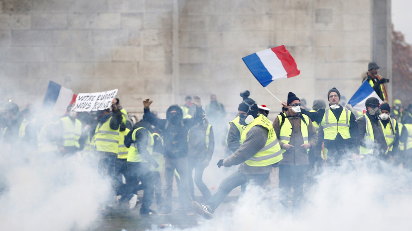 Макрон осудил происходящее на протестах в Париже
