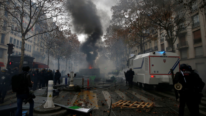Более 400 человек задержаны в Париже за день протестов