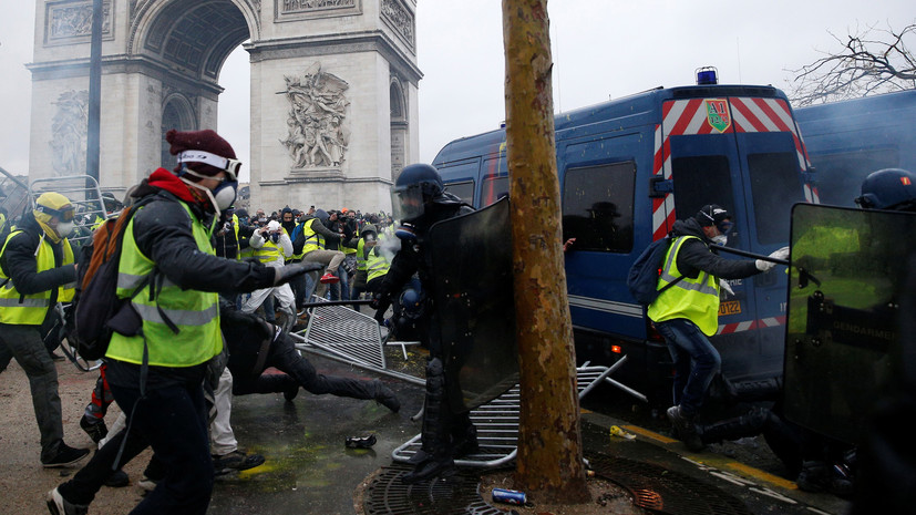 В Кремле назвали протесты во Франции внутренним делом страны